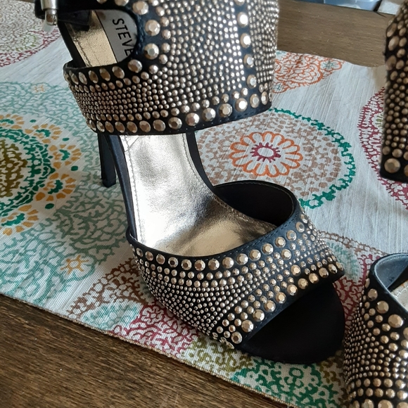 Steve Madden Gold and Black Size 6 High Heels - Picture 3 of 8